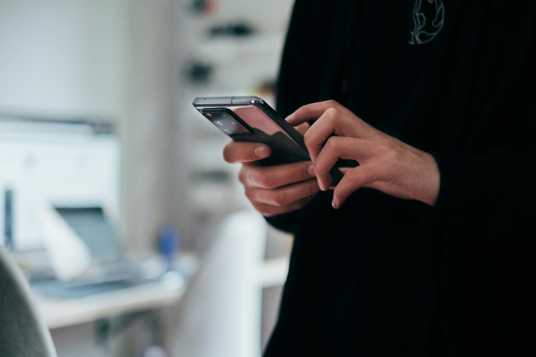 Customer using a 5G smartphone at an America Wireless store in Central Florida